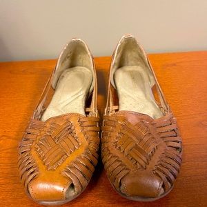 Natural Soul Grandeur tan loafers in size 8